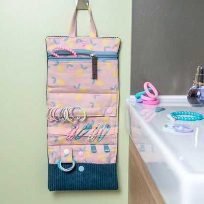 Pochette à bijoux Violette suspendue, avec rangements pour bagues, boucles d'oreilles et accessoires colorés.