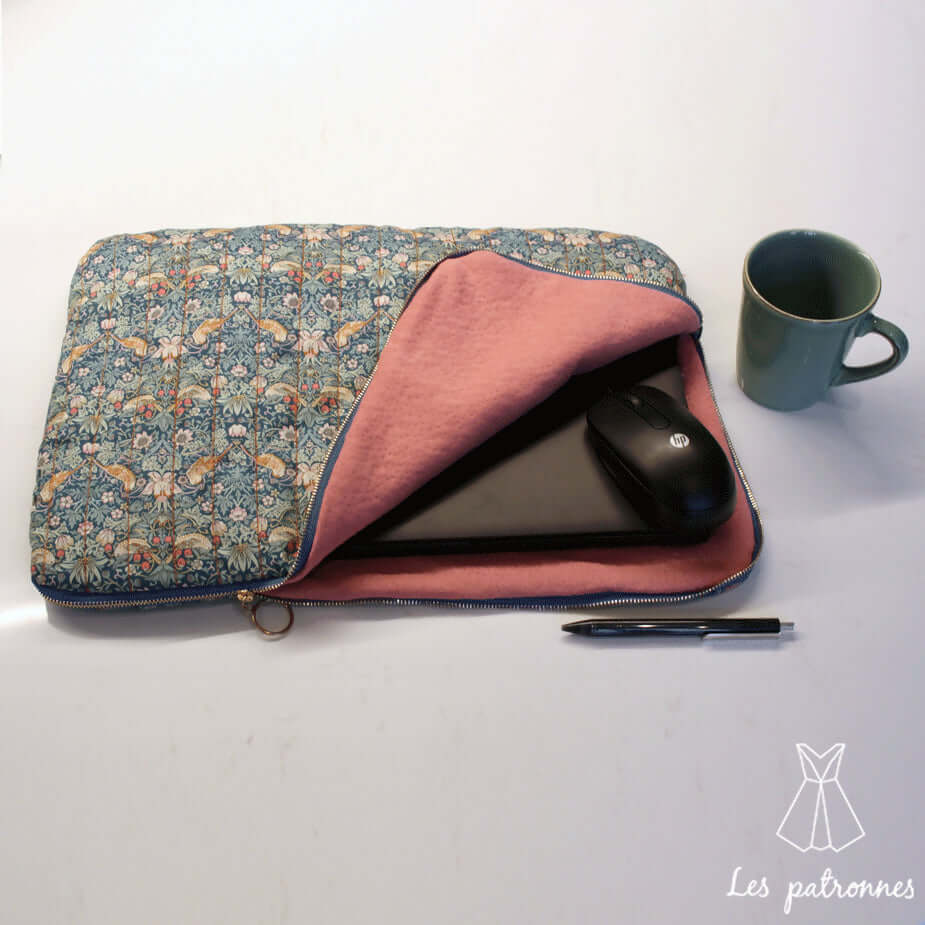 Pochette d'Ordinateur matelassée avec patron de couture PDF à télécharger, style élégant et pratique pour ordinateur portable.