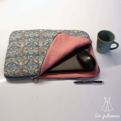 Pochette d'Ordinateur matelassée avec patron de couture PDF à télécharger, style élégant et pratique pour ordinateur portable.