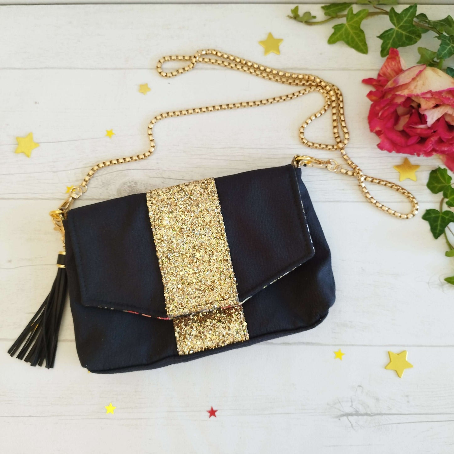 Pochette de cérémonie Lyna avec chaîne dorée, patron de couture pdf à télécharger pour créer un accessoire élégant et raffiné.