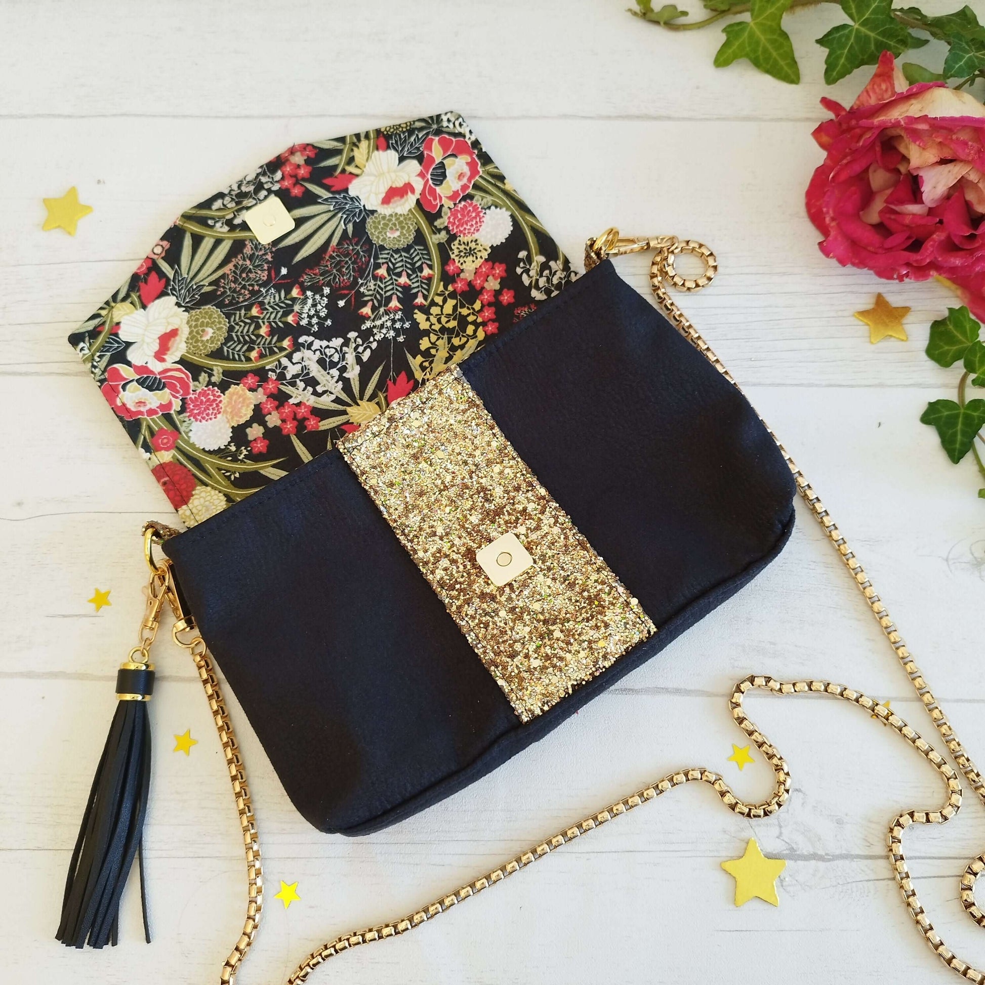 Pochette de cérémonie Lyna noire et dorée avec chaîne dorée, patron de couture pdf à télécharger