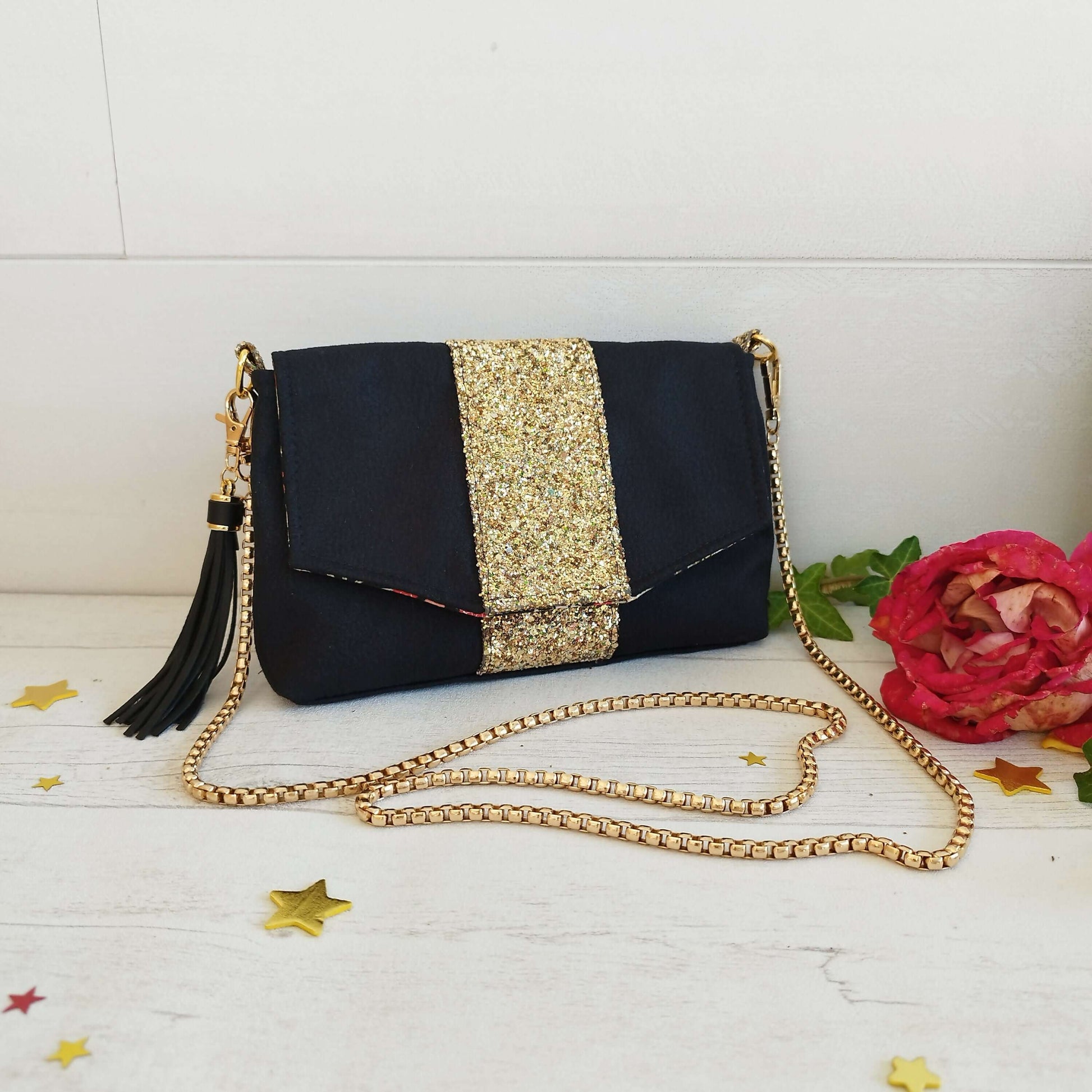 Pochette de cérémonie Lyna avec finition dorée et chainette élégante. Disponible en patron de couture PDF à télécharger.