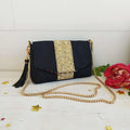 Pochette de cérémonie Lyna avec finition dorée et chainette élégante. Disponible en patron de couture PDF à télécharger.