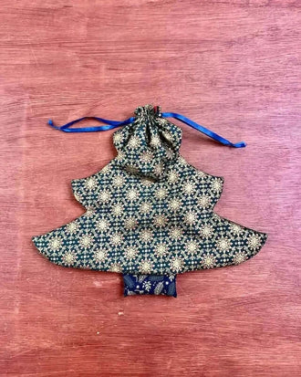 Pochon Sapin de Noël cousu avec un patron de couture pdf à télécharger, idéal pour emballage cadeau réutilisable ou décoration festive.