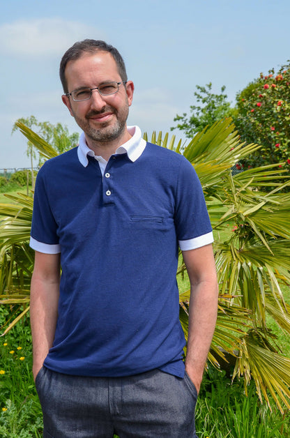 Homme portant un Polo LOPO bleu avec col et manches blanches, patron de couture pdf à télécharger.