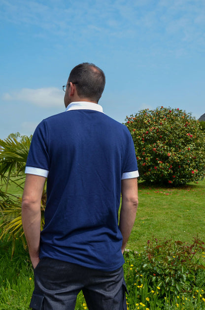 Homme portant un Polo LOPO bleu marine avec fini bord côte, vue de dos, patron de couture pdf à télécharger.