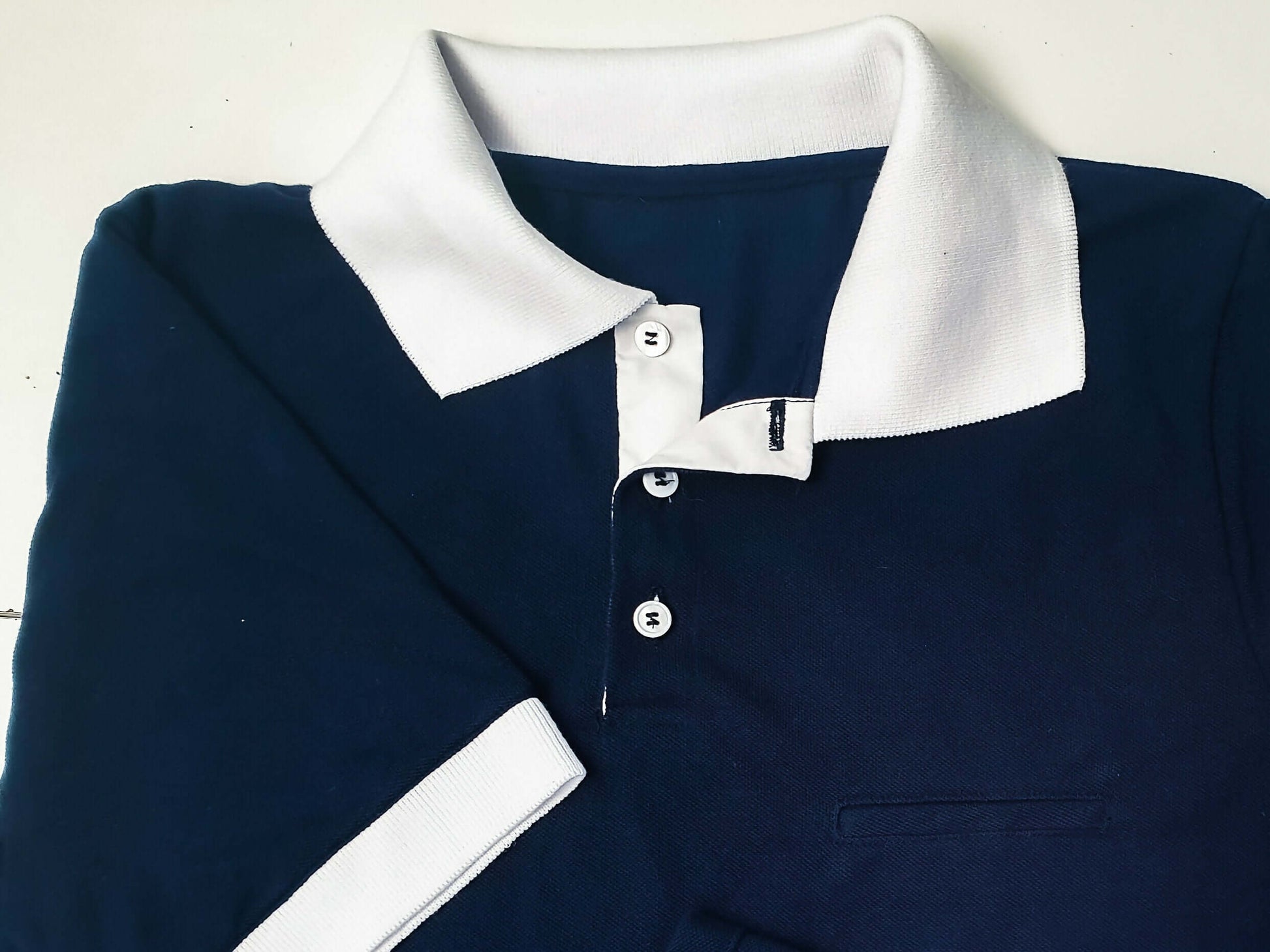 Polo LOPO manches courtes, patron de couture pdf à télécharger, col officier, finition bord côte, basique pour la garde-robe.