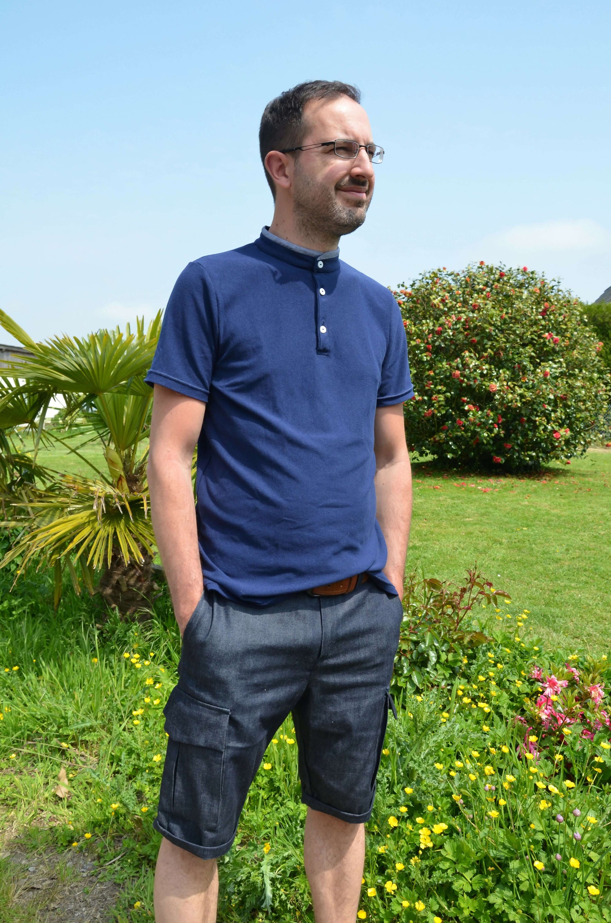 Homme portant Polo LOPO en extérieur, manches courtes, idéal pour patron de couture pdf à télécharger.