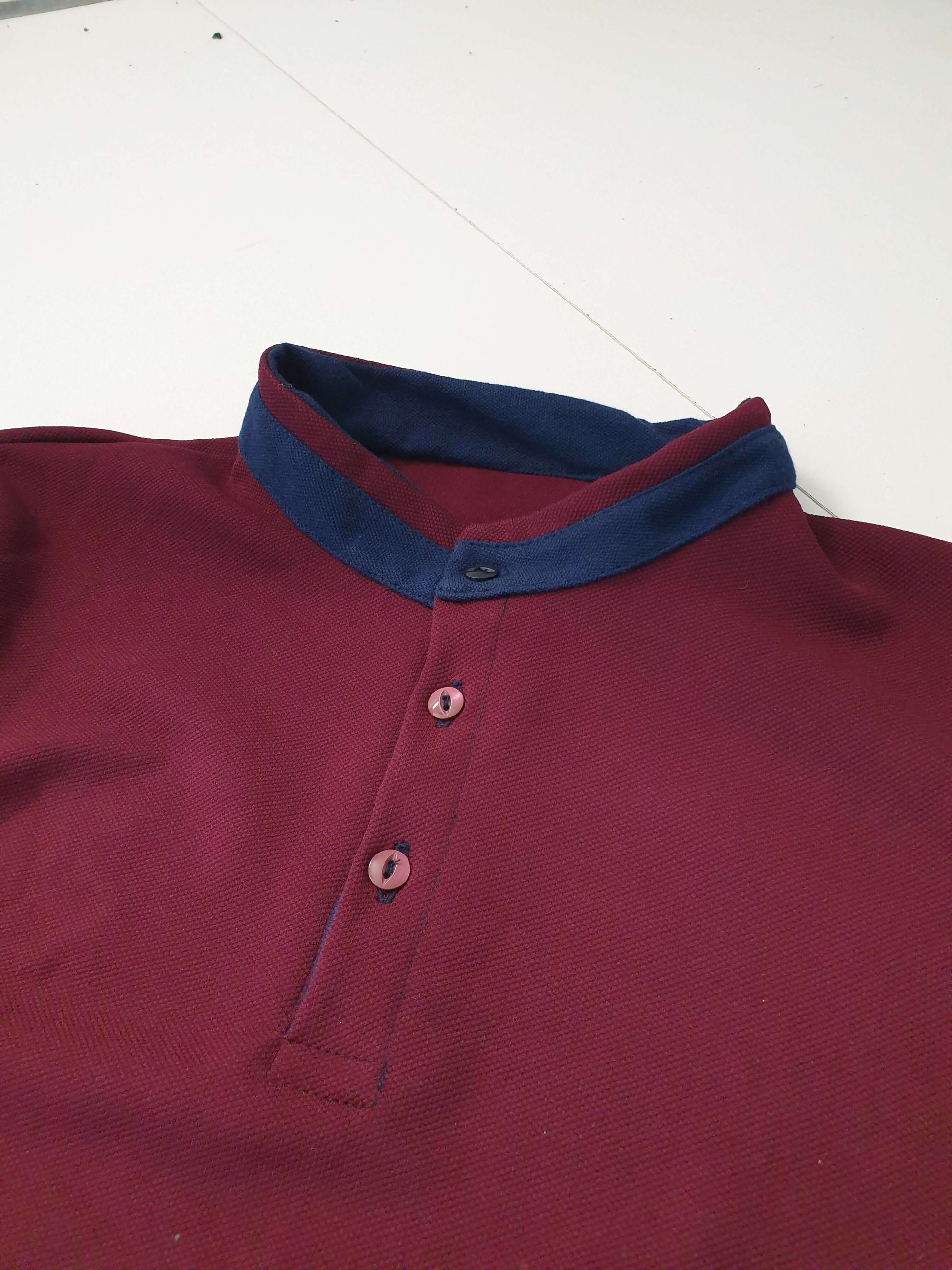 Polo LOPO en bord côte avec col officier, patron de couture PDF à télécharger, manches courtes ou longues disponibles.