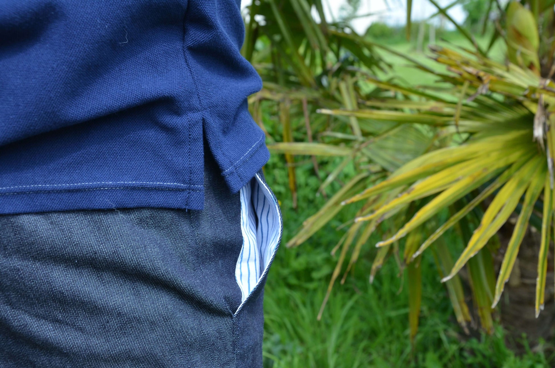 Polo LOPO manches courtes, patron de couture PDF à télécharger, en plein air avec détail de finition bord côte, tenue casual.