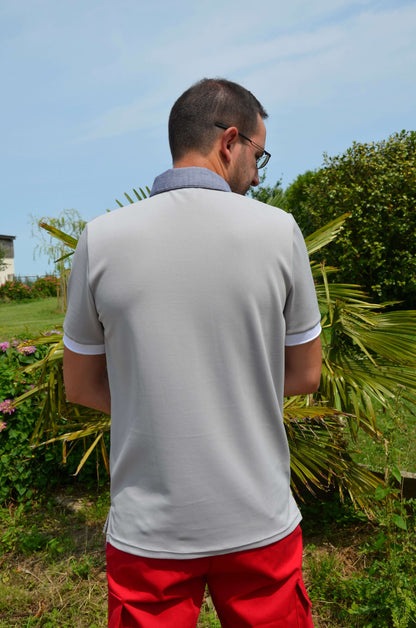 Homme portant un Polo LOPO blanc à manches courtes, patron de couture pdf à télécharger, dos à l'extérieur, col chemisier.