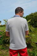 Homme portant un Polo LOPO blanc à manches courtes, patron de couture pdf à télécharger, dos à l'extérieur, col chemisier.