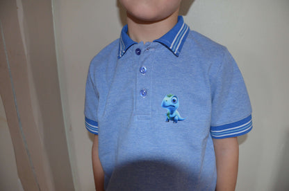 Enfant portant un Polo MARCOLOPO bleu avec modèle dinosaure, patron de couture pdf à télécharger, manches courtes rayées.