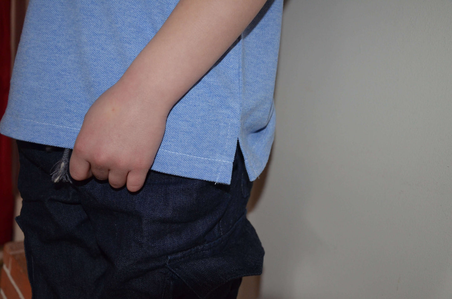 Polo MARCOLOPO enfant à manches courtes, patron de couture pdf à télécharger, montré sur un garçon portant un pantalon en denim.