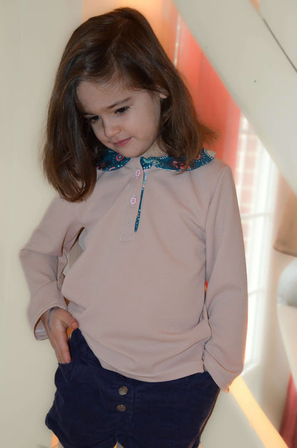 Enfant portant le Polo MARCOLOPO à manches longues avec patron de couture pdf à télécharger, col chemisier Claudine élégant.