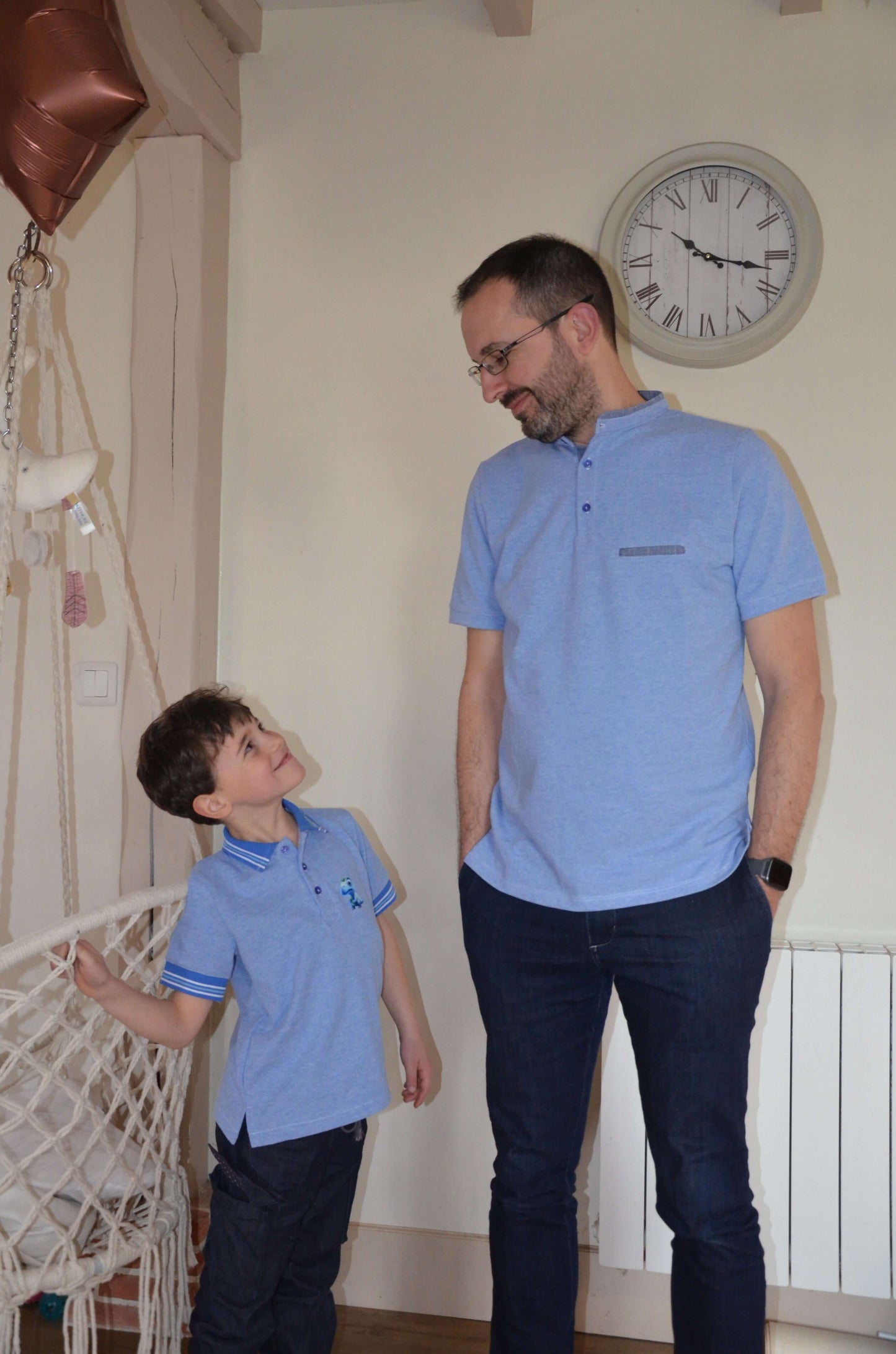 Père et fils portant le Polo MARCOLOPO bleu, idéal pour patron de couture PDF à télécharger, manches courtes et col officier élégant.