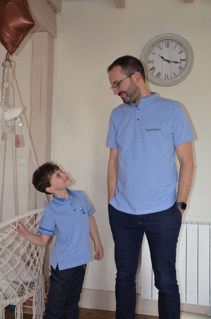 Père et fils portant le Polo MARCOLOPO bleu, idéal pour patron de couture PDF à télécharger, manches courtes et col officier élégant.
