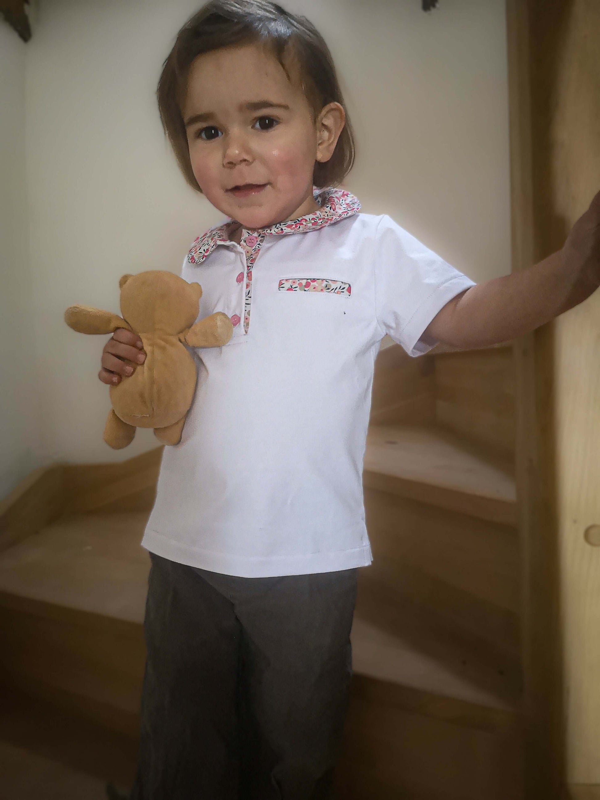 Enfant portant un Polo MARCOLOPO avec col Claudine, patron de couture pdf à télécharger, idéal pour garde-robe basique.