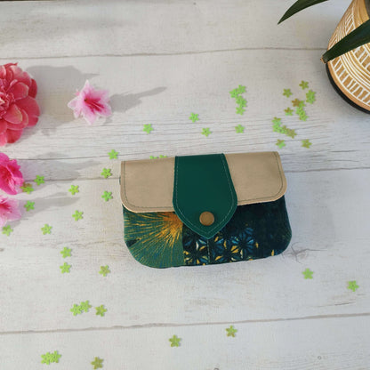 Porte-monnaie Laura avec rabat en simili et cuir, idéal pour conserver cartes et monnaie, style moderne.