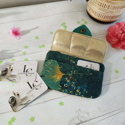 Porte-monnaie Laura avec motif coloré, compartiments pour cartes et fermeture, idéal pour accessoires tendance.