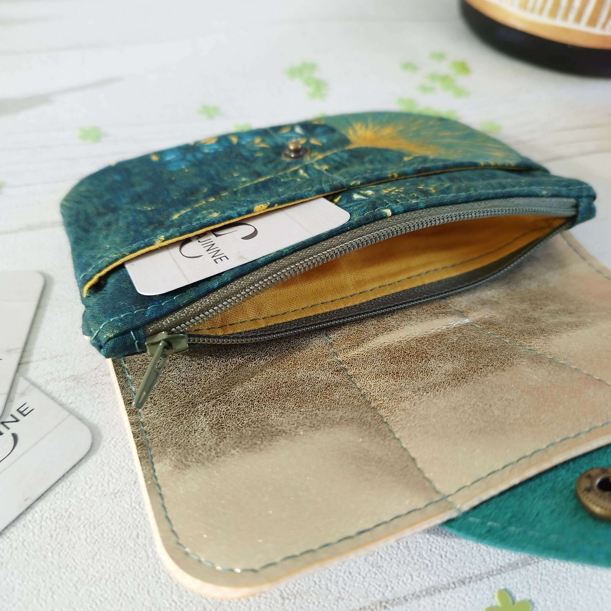 Porte-monnaie Laura ouvert, montrant l'intérieur avec cartes, doublure jaune et fermeture éclair.