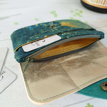 Porte-monnaie Laura ouvert, montrant l'intérieur avec cartes, doublure jaune et fermeture éclair.