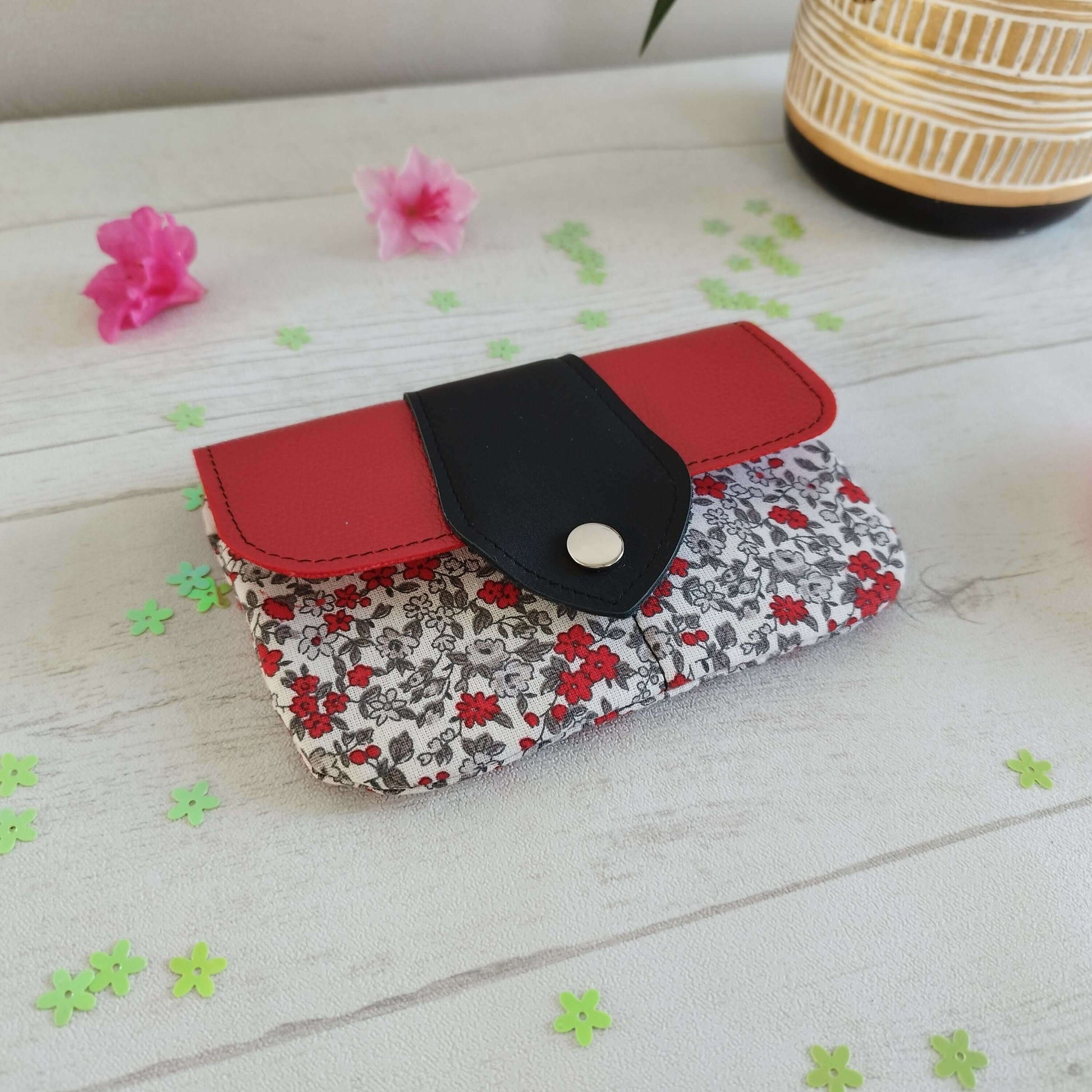 Porte-monnaie Laura avec motif floral et rabat en simili cuir rouge, idéal pour un tuto de couture.