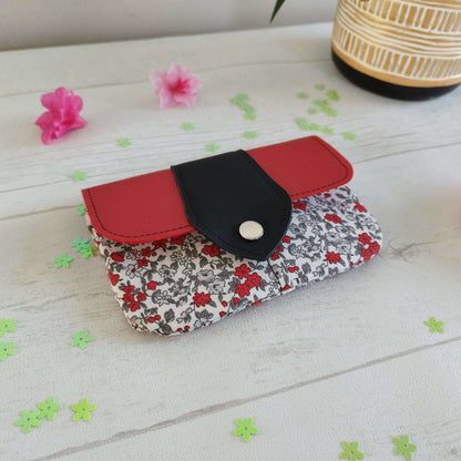 Porte-monnaie Laura avec motif floral et rabat en simili cuir rouge, idéal pour un tuto de couture.
