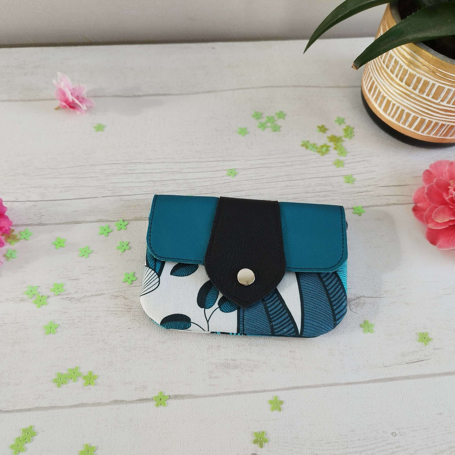 Porte-monnaie Laura en simili cuir, design élégant avec double compartiment pratique pour cartes et monnaie.