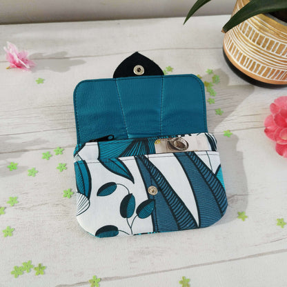 Porte-monnaie Laura ouvert, mélange de simili et cuir, motif tropical, mode et praticité pour votre quotidien.