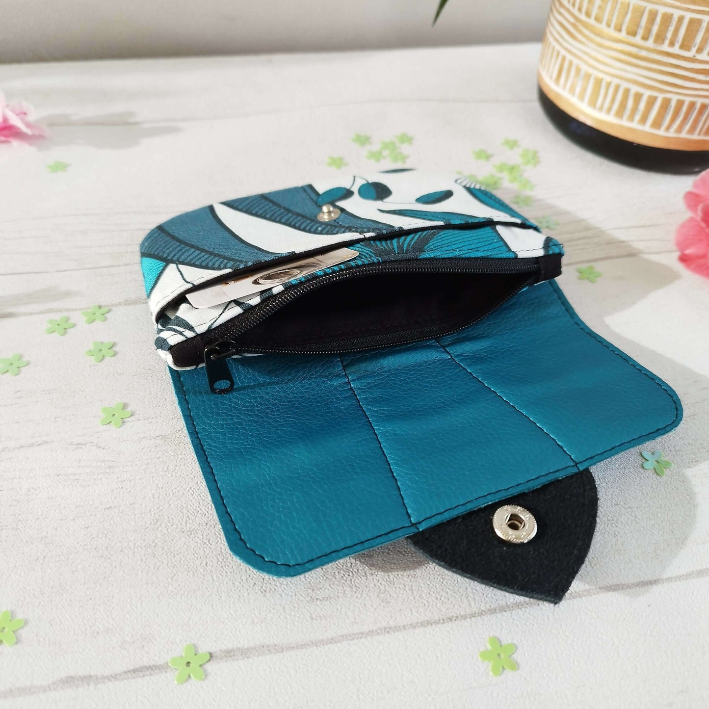 Porte-monnaie Laura ouvert, doublé en simili cuir, montrant son compartiment zippé et son rabat coloré.