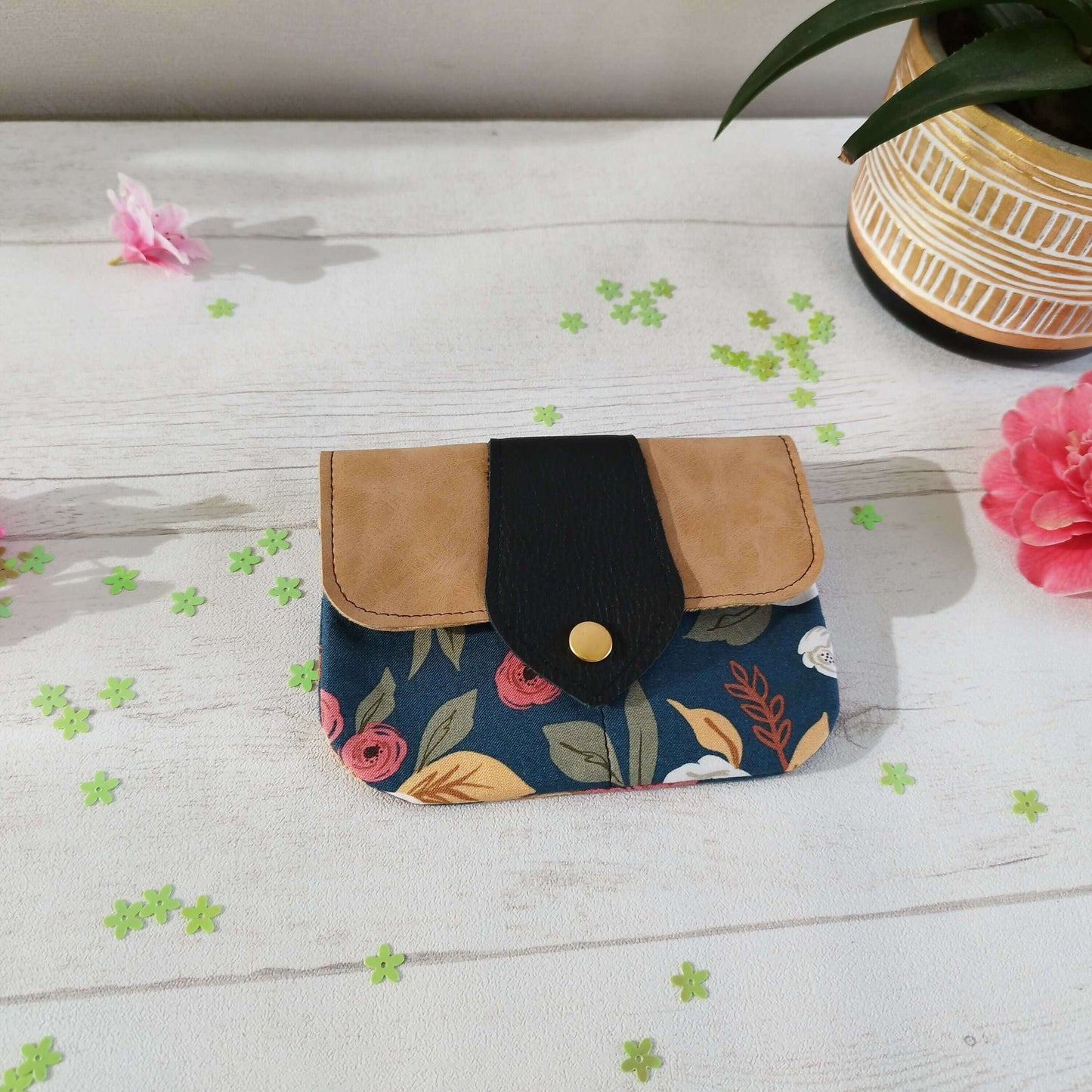 Porte-monnaie LAURA en simili cuir et tissu floral, accessoire tendance pour ranger cartes et monnaie.
