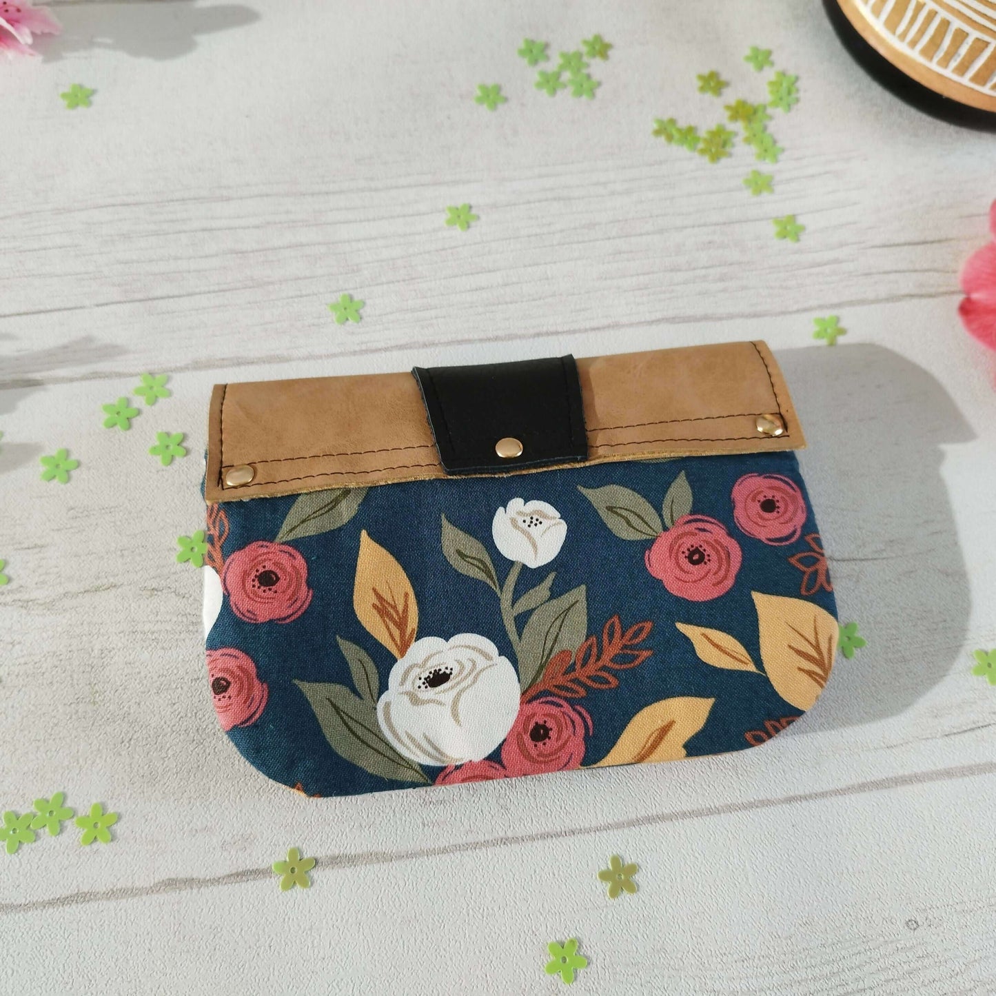 Porte-monnaie LAURA floral en simili-cuir, pratique avec double compartiment pour cartes et monnaie.
