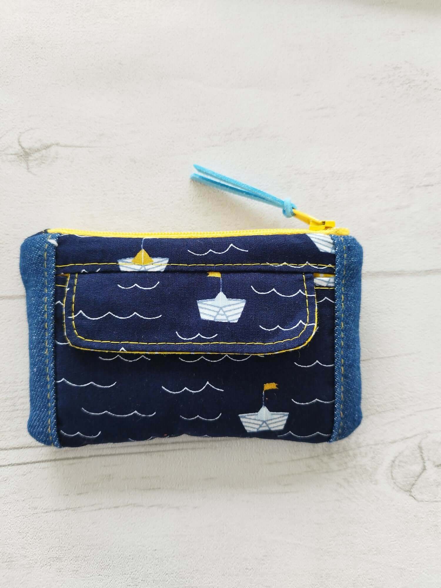 Porte-monnaie multifonction en tissu marin, pratique et élégant, pour un tuto de couture avec patron PDF.