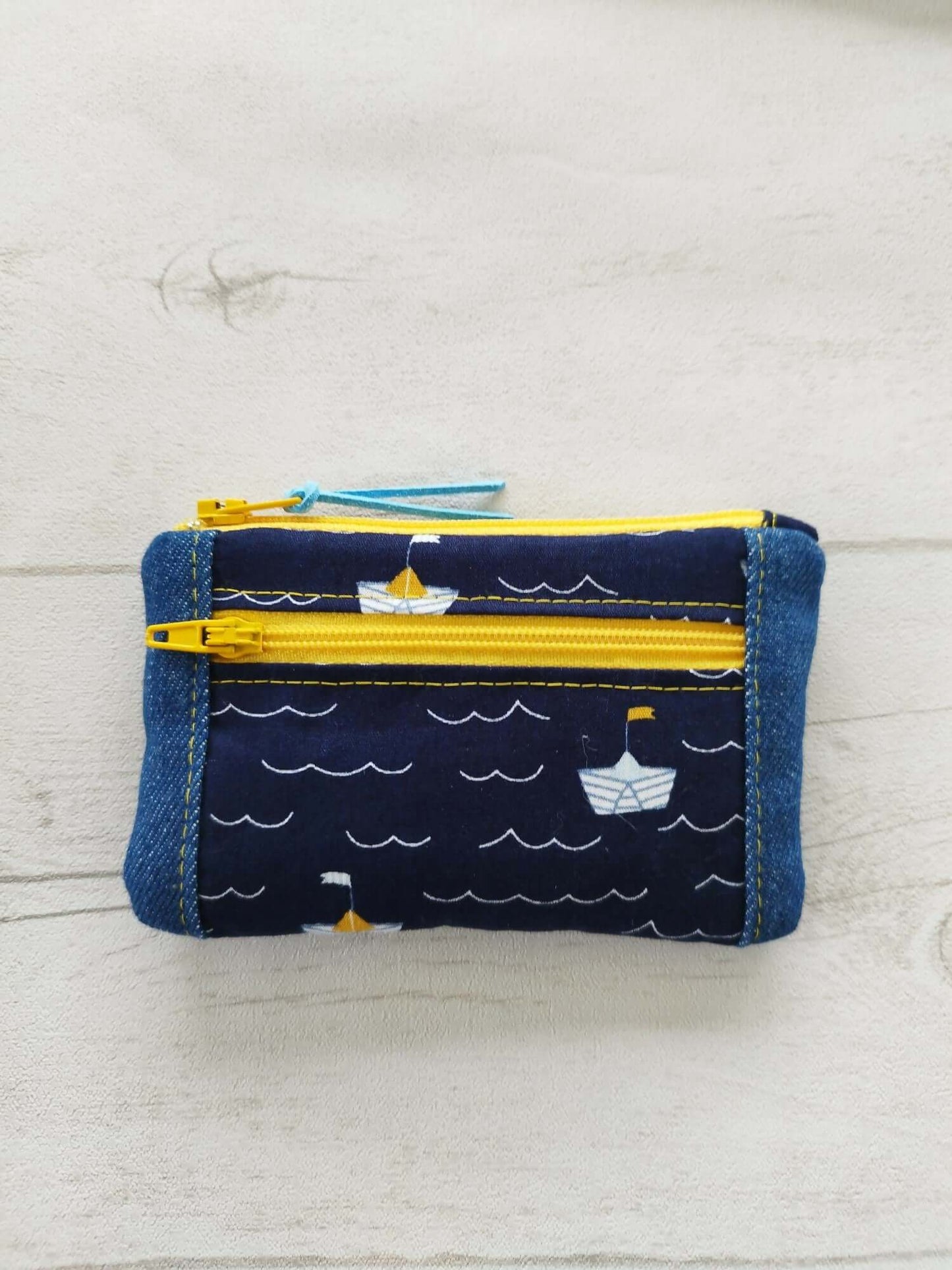 Porte-monnaie multifonction en tissu marin, pratique et élégant, disponible avec patron PDF pour couture.