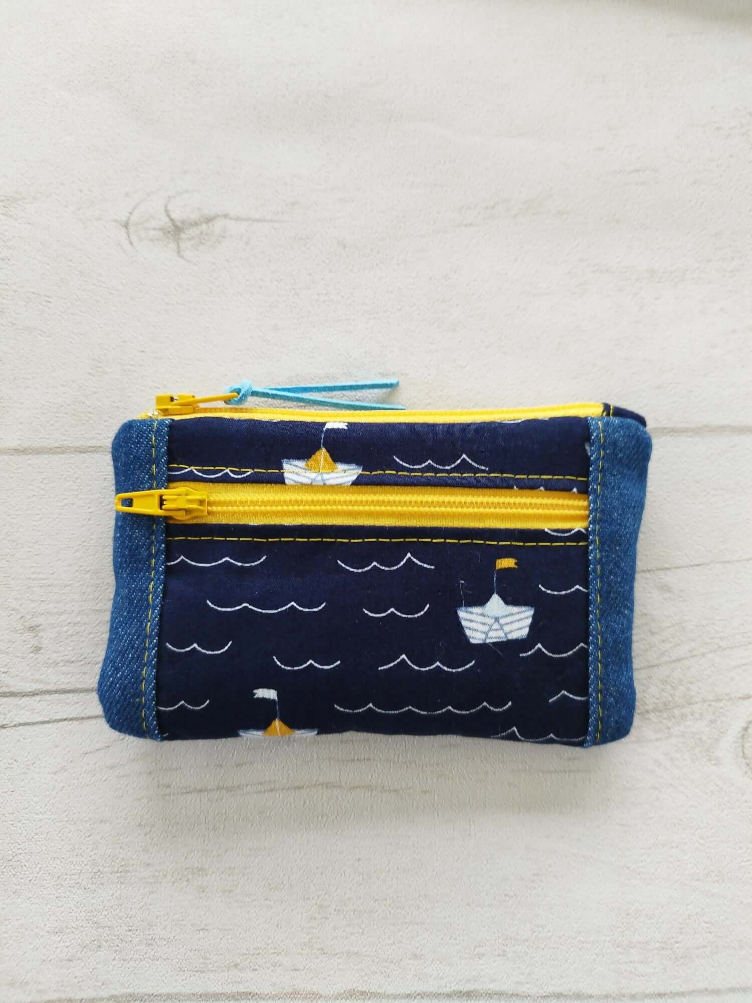 Porte-monnaie multifonction en tissu marin, pratique et élégant, disponible avec patron PDF pour couture.