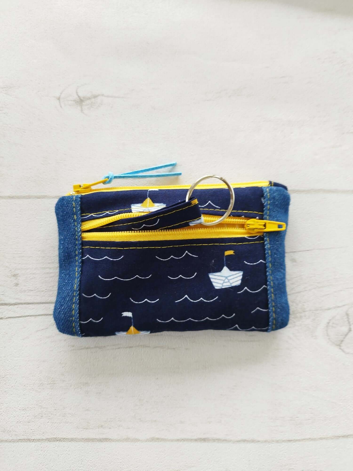 Porte-monnaie multifonction en tissu marin, tutoriel couture avec patron PDF, pratique et unique.