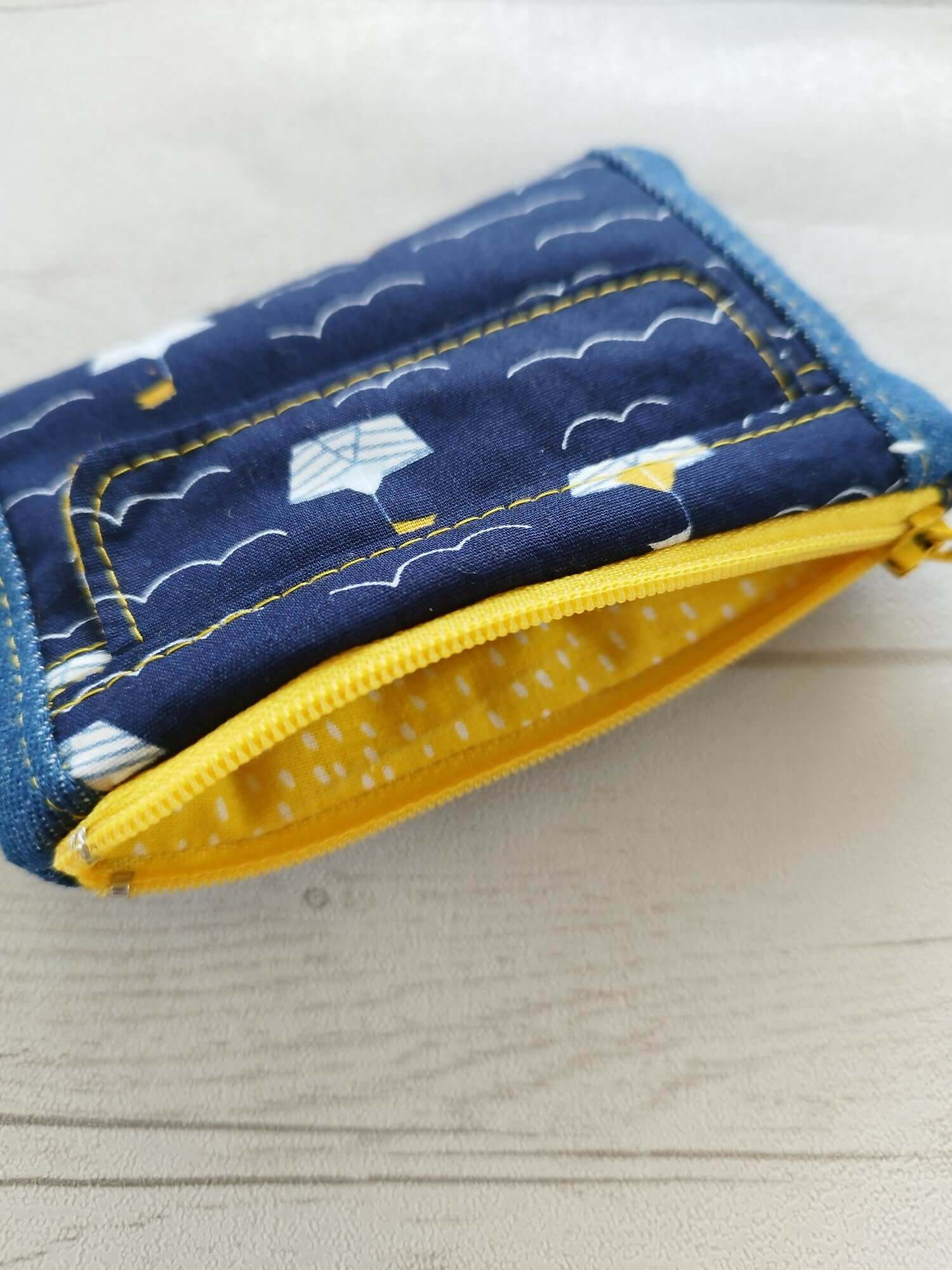 Porte-monnaie multifonction en tissu bleu avec fermeture éclair jaune, astuce couture avec patron PDF.