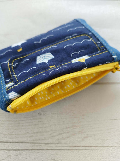 Porte-monnaie multifonction en tissu bleu avec fermeture éclair jaune, astuce couture avec patron PDF.