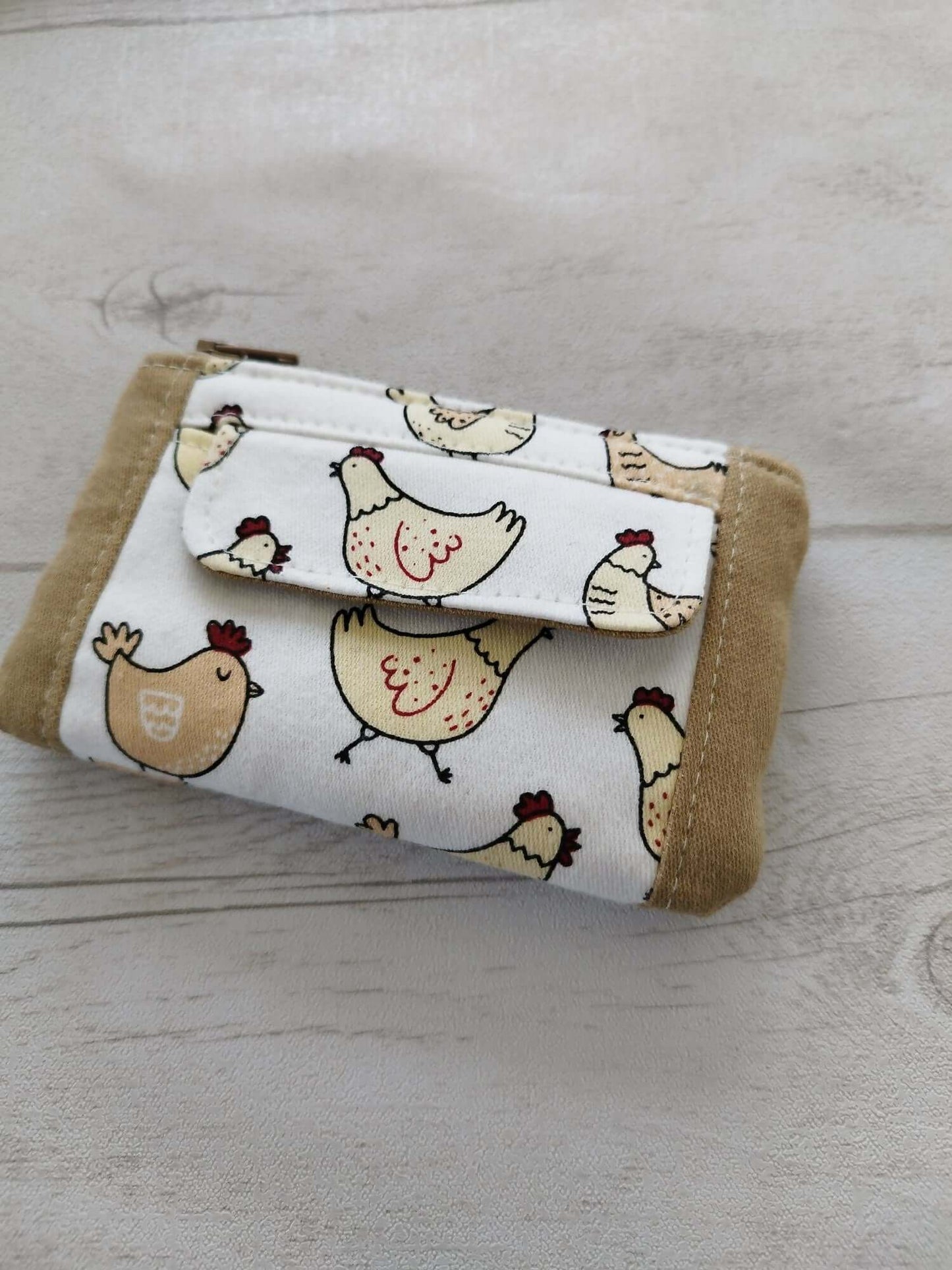 Porte-monnaie multifonction en tissu avec motif de poules, parfait pour organiser vos essentiels avec style.