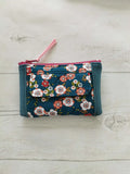 Porte-monnaie multifonction élégant avec motifs floraux, parfait pour organiser vos essentiels au quotidien.