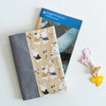 Protège carnet et livre, 8 formats et sur-mesure – Réglisse avec motif lapins et tissus à pois, patron de couture pdf à télécharger.
