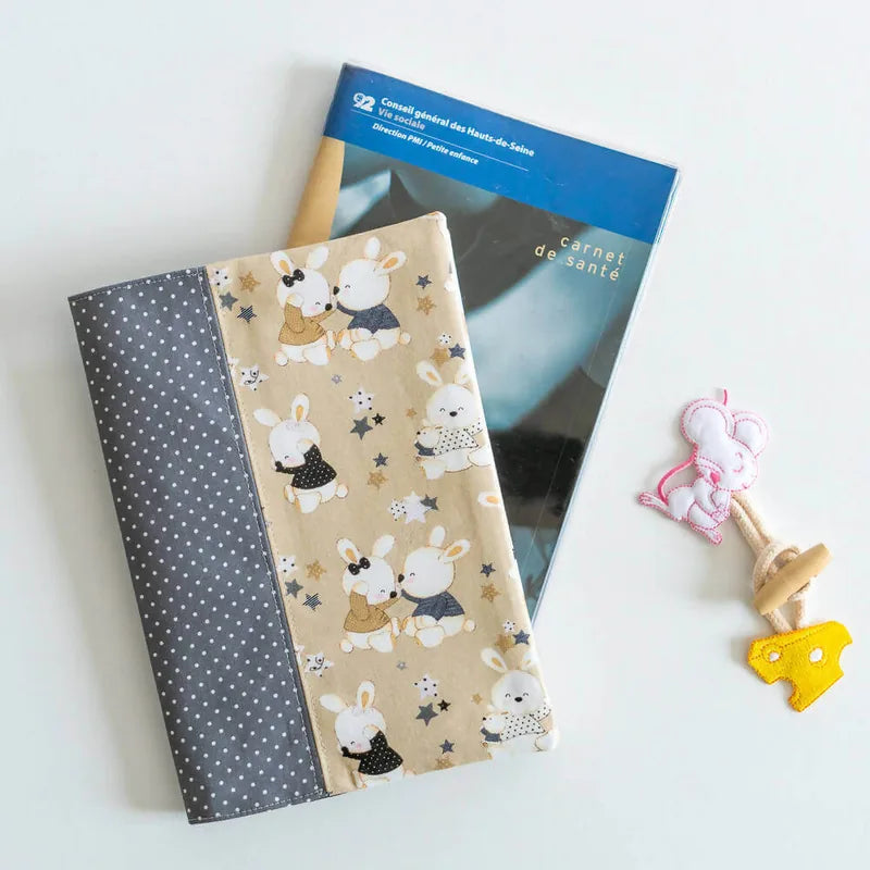 Protège carnet et livre, 8 formats et sur-mesure – Réglisse avec motif lapins et tissus à pois, patron de couture pdf à télécharger.