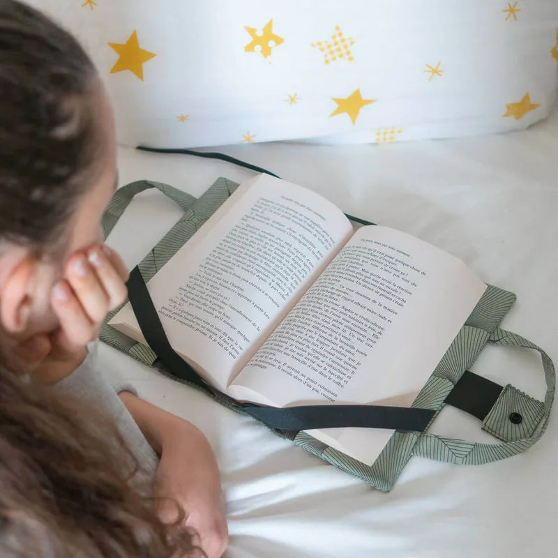 Protège carnet et livre, 8 formats et sur-mesure – Réglisse en utilisation, montre un patron de couture pdf à télécharger en cours d'utilisation.