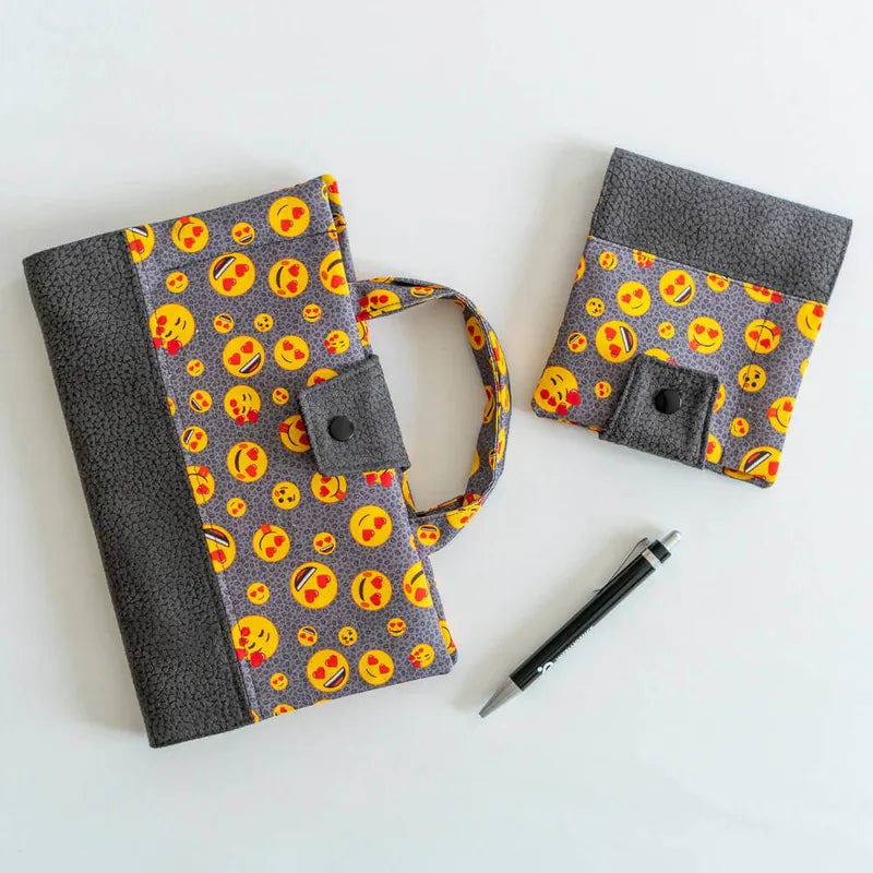 Protège carnet et livre, 8 formats et sur-mesure – Réglisse avec motif emoji amusant, patron de couture pdf à télécharger.