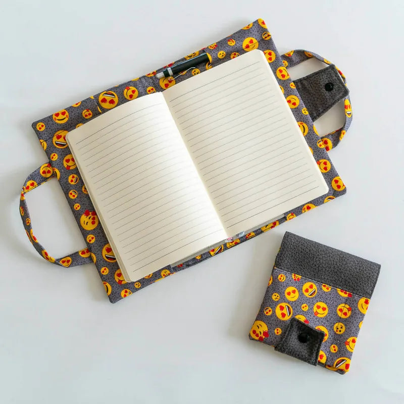 Protège carnet et livre, 8 formats et sur-mesure – Réglisse avec patron de couture pdf à télécharger, motif emoji.