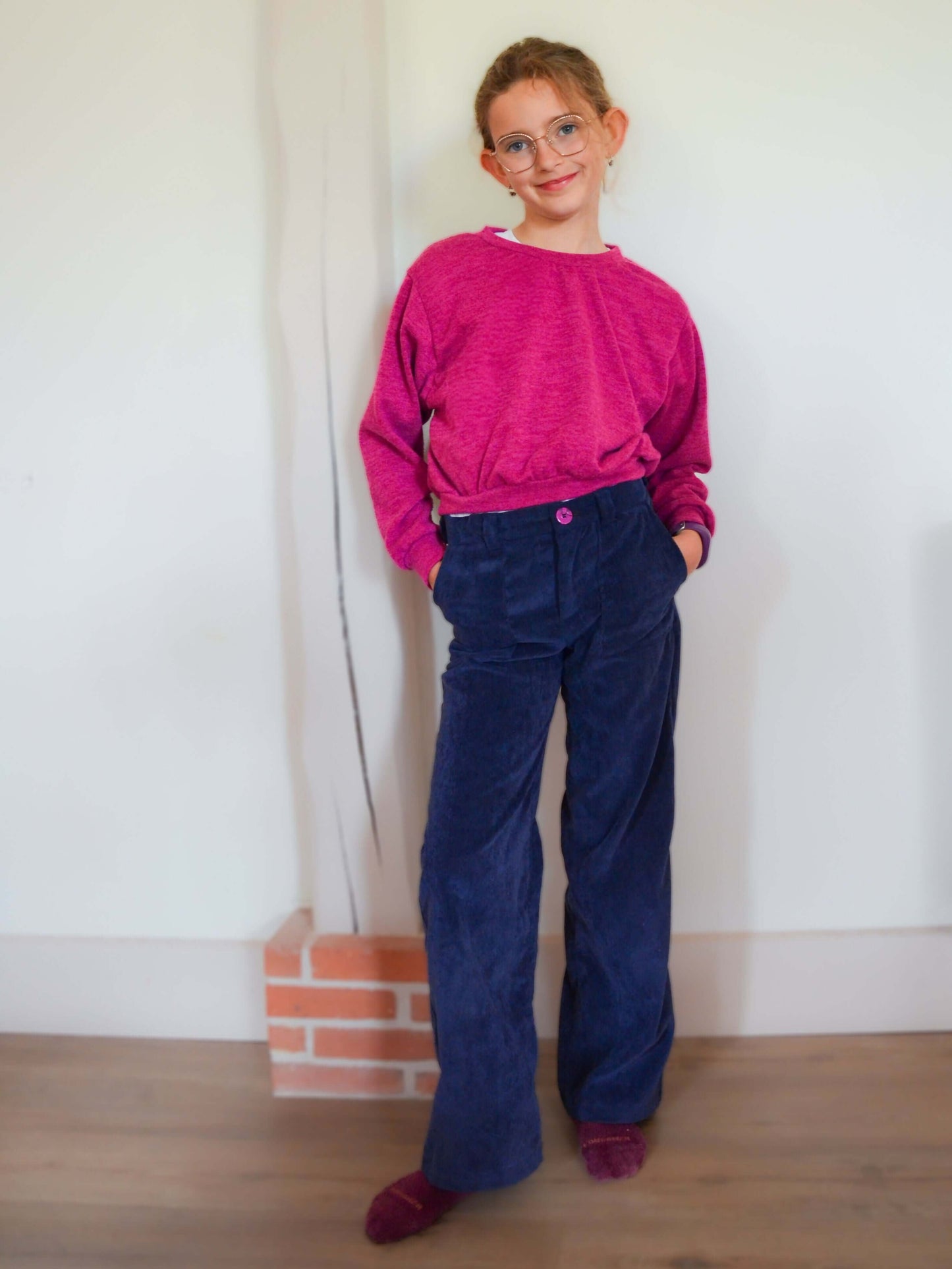 Enfant portant Pull ANGEL avec manches chauve-souris, tenu décontracté; patron de couture pdf à télécharger disponible.