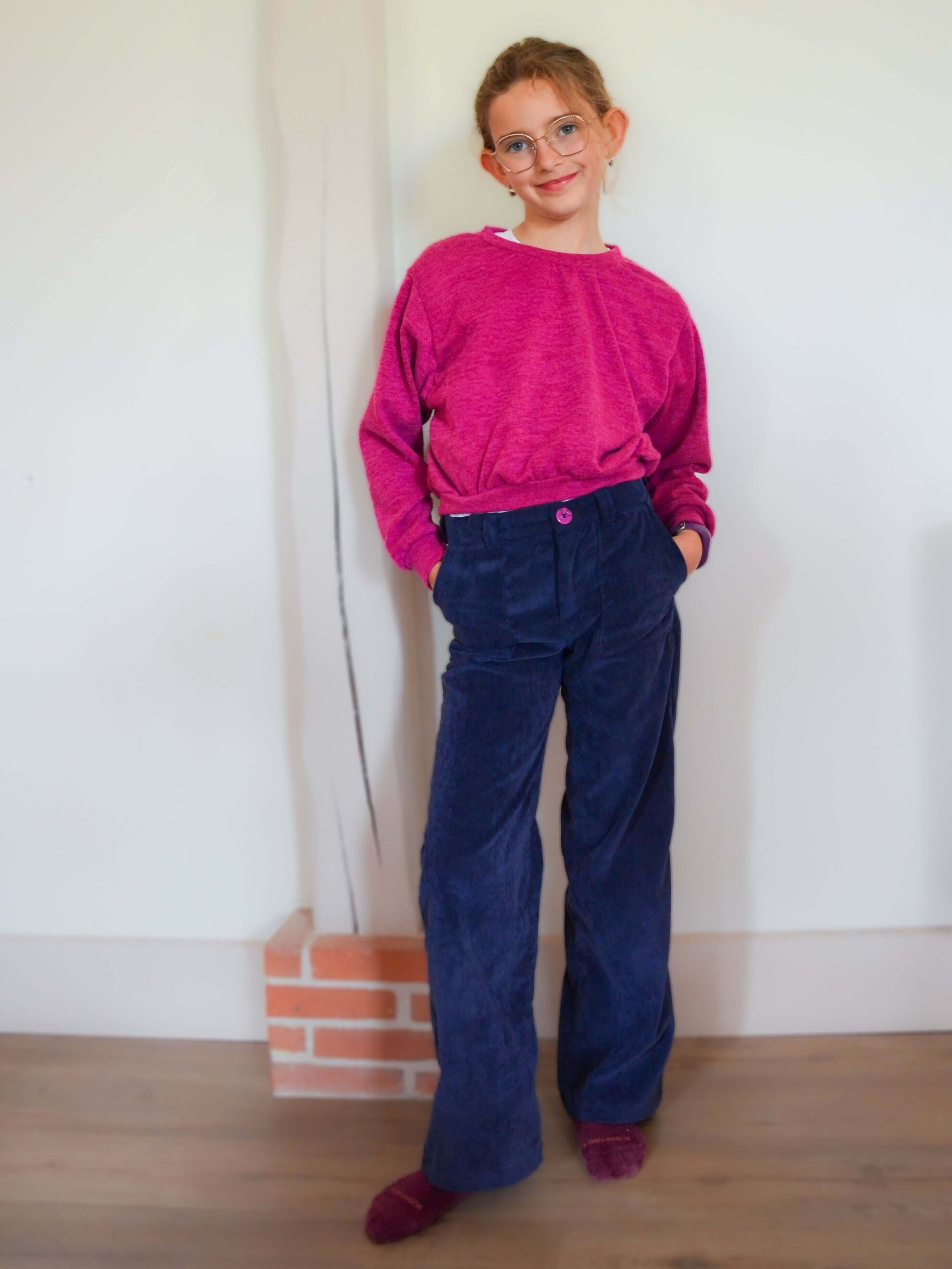 Enfant portant Pull ANGEL avec manches chauve-souris, tenu décontracté; patron de couture pdf à télécharger disponible.