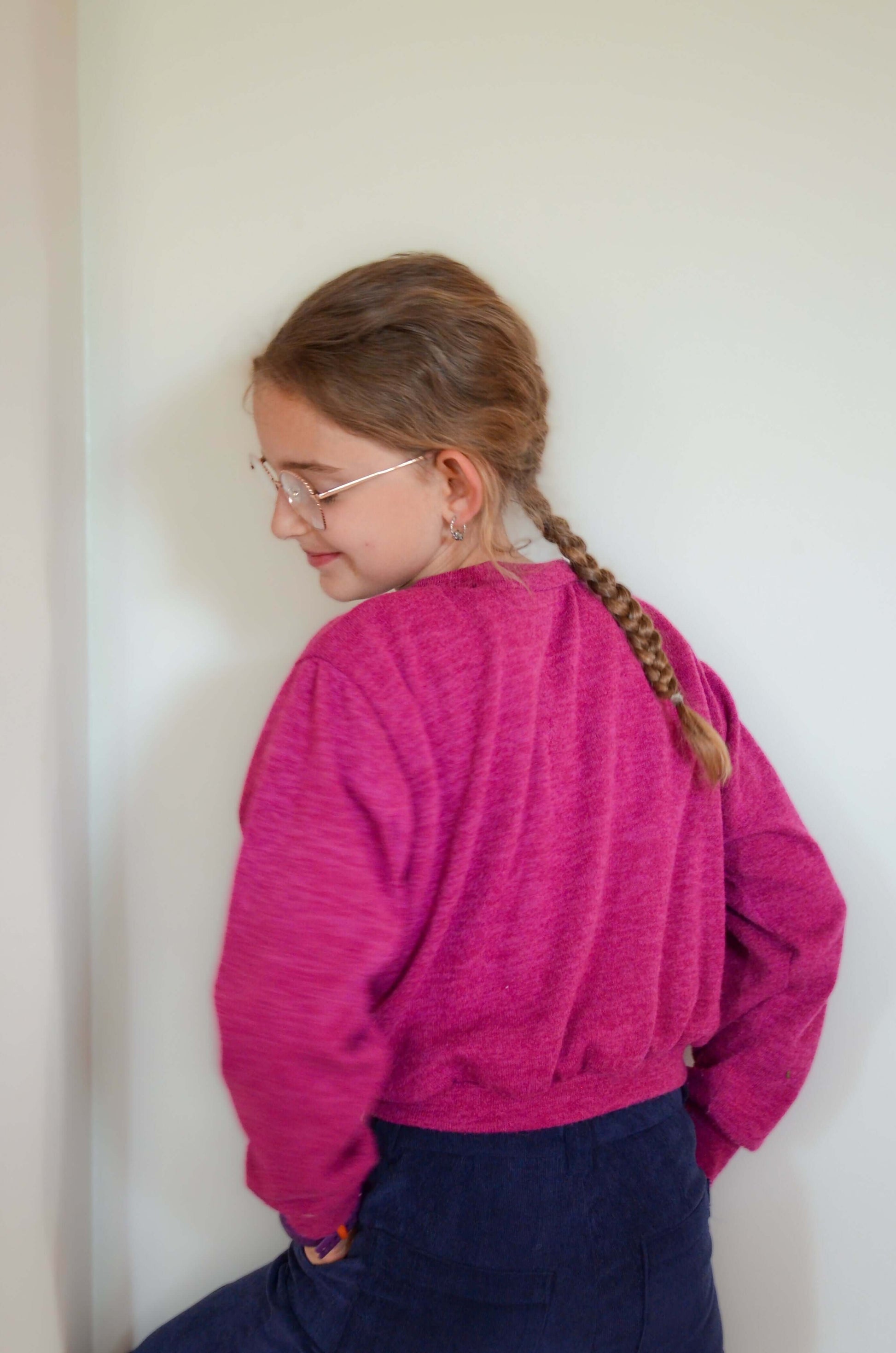 Fille portant un Pull ANGEL rose, avec manches chauve-souris, patron de couture pdf à télécharger. Modèle décontracté.