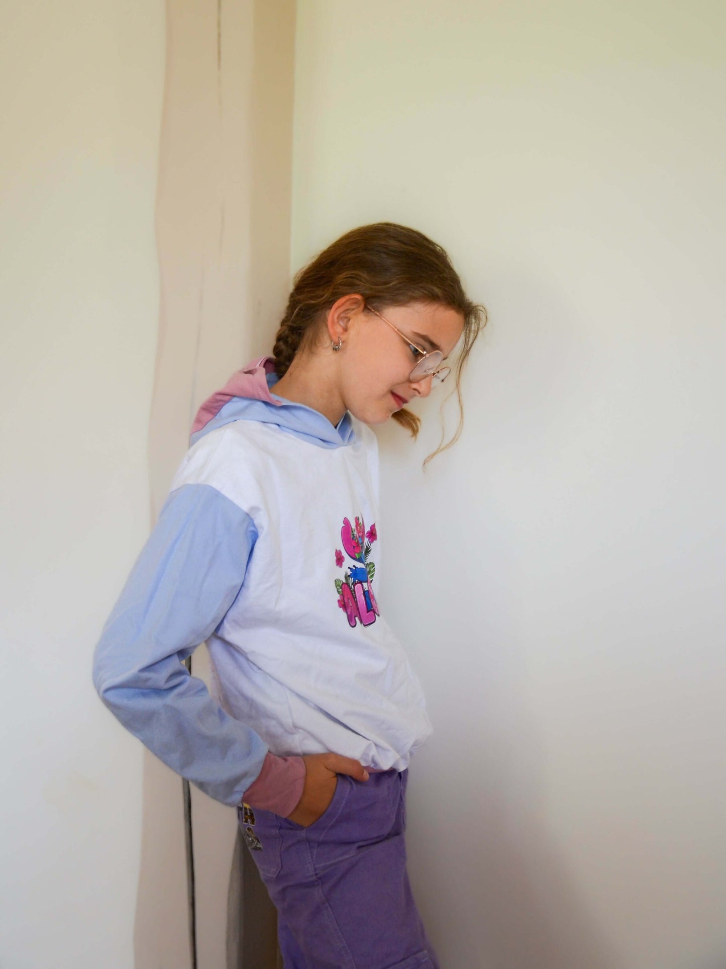 Jeune fille portant le Pull ANGEL blanc avec manches chauve-souris, patron de couture pdf à télécharger.